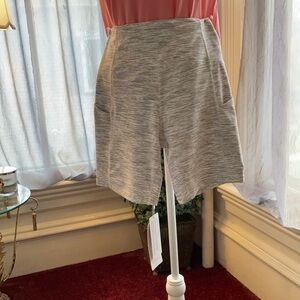 Woman’s high-waisted shorts, open side pockets
